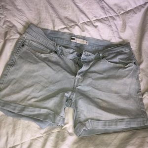 Light wash Demi Levi shorts 💙